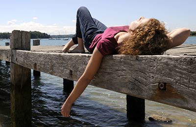 imagen de una mujer joven relajada junto al mar